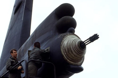 [ẢNH] 'Hỏa thần' M-61 Vulcan lặng lẽ biến mất ở đuôi 'pháo đài bay' B-52