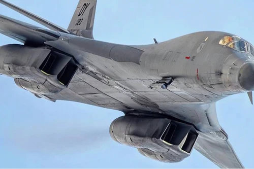 [ẢNH] Oanh tạc cơ B-1B hư hỏng và chỉ huy căn cứ mất chức chỉ vì chiếc máy tính bảng