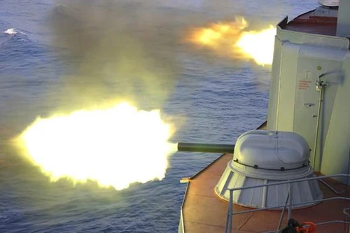 [ẢNH] ‘Hỏa thần’ AK-630M Nga vừa bắn cảnh cáo buộc chiến hạm Anh đổi hướng