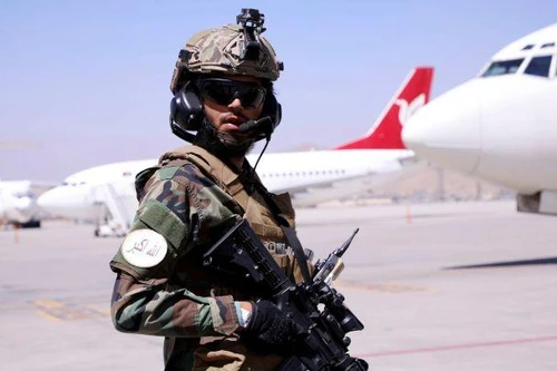 [ẢNH] Taliban giữ 6 máy bay chở người Mỹ không cho di tản khỏi Afghanistan