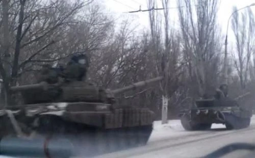 Xe tăng T-80BV Ukraine áp sát biên giới Nga ở khoảng cách chỉ 2km
