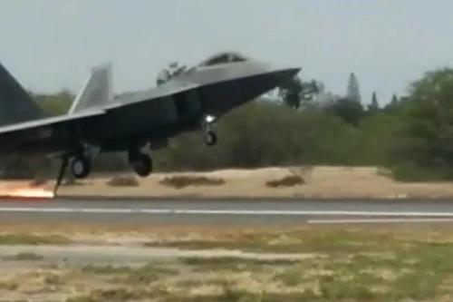 [ẢNH] Mài tóe lửa đường băng khi hạ cánh khẩn, tiết lộ thiết kế lạ của F-22 Raptor