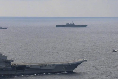 Tàu sân bay JS Izumo Nhật Bản bám sát hàng không mẫu hạm Liêu Ninh Trung Quốc