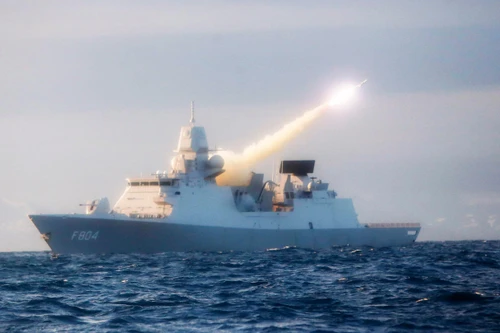 [ẢNH] Sức mạnh chiến hạm Hà Lan vừa chạm mặt với tiêm kích Su-30SM của Nga