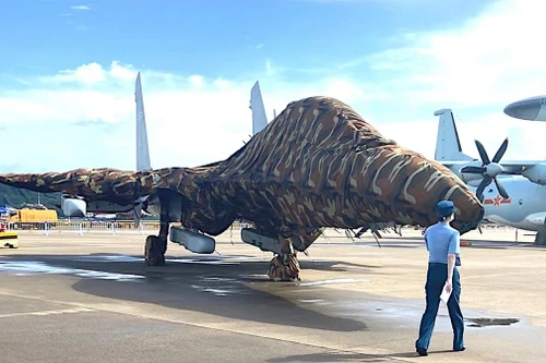 [ẢNH] Học Mỹ, Trung Quốc ra mắt chiến đấu cơ tác chiến điện tử