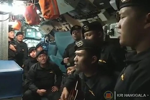 [VIDEO] Xuất hiện video thủy thủ tàu ngầm Indonesia ca hát trước tai nạn