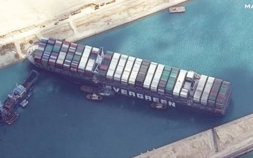 [ẢNH] Giải cứu thành công tàu khổng lồ chắn ngang kênh đào Suez, giá dầu liền giảm