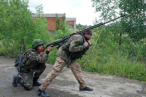 [ẢNH] Quân ly khai dùng súng chống tăng Liên Xô để khoan thủng xe bọc thép Ukraine