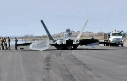 Mỹ mất 4 năm mới sửa xong tiêm kích F-22 Raptor mài bụng xuống đường băng
