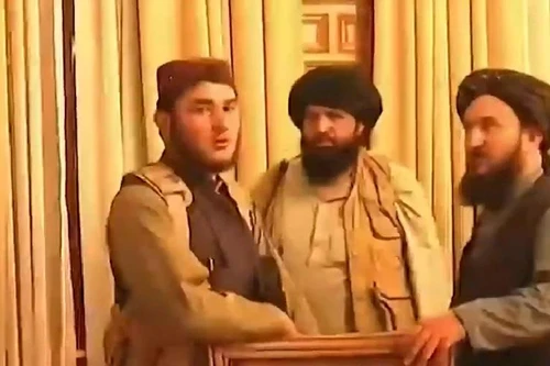 [ẢNH] Thủ lĩnh khét tiếng vừa được Taliban bổ nhiệm làm quyền Bộ trưởng Quốc phòng