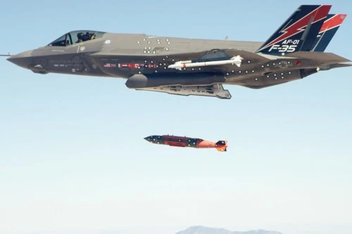 [ẢNH] ‘Cặp bài trùng’ tiêm kích F-35A mang bom hạt nhân B61-12 khiến đối thủ kinh sợ