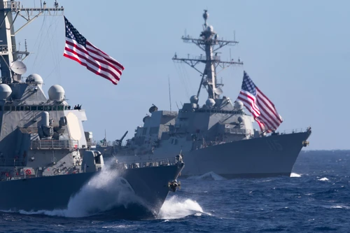 [ẢNH] Khu trục hạm Mỹ lừng lững áp sát đảo nhân tạo phi pháp Trung Quốc