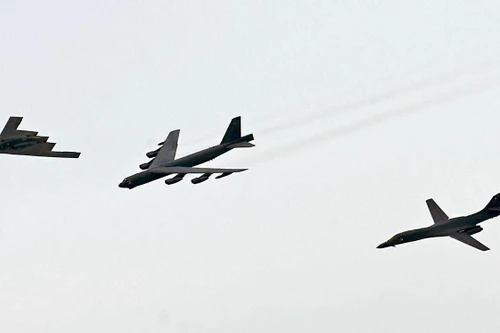 [ẢNH] Bộ ba oanh tạc cơ chiến lược Mỹ bay... cổ vũ trận bóng bầu dục