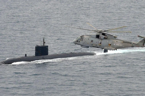 [ẢNH] Anh tung liền 2 trực thăng 'cá kiếm' truy vết tàu ngầm 'hố đen Kilo' Nga