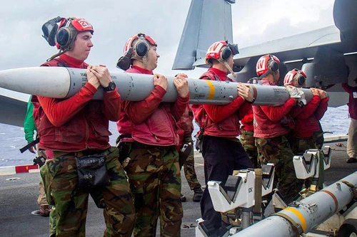 Gần 300 tên lửa sát thủ AIM-120 của Mỹ đổ về Trung Đông