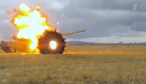 [VIDEO] Hệ thống phòng thủ Arena-M trên xe tăng Nga diệt đạn chống tăng