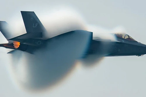 [ẢNH] Ông Trump thông qua hợp đồng vũ khí 23 tỷ USD chỉ một giờ trước khi kết thúc nhiệm kỳ