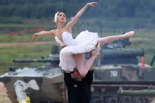 [VIDEO] Múa ballet trên xe tăng T-72B3M tại Army Games 2021