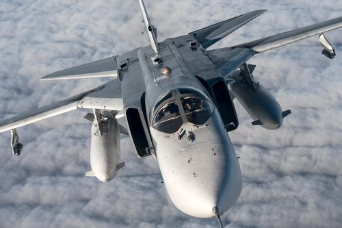 [ẢNH] ‘Kiếm sĩ’ Su-24M Nga thường xuyên bay cắt mặt chiến hạm phương Tây