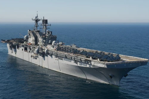 [Info] Tàu đổ bộ tấn công khổng lồ của Mỹ tiến vào hội tụ với tàu sân bay tại Biển Đông