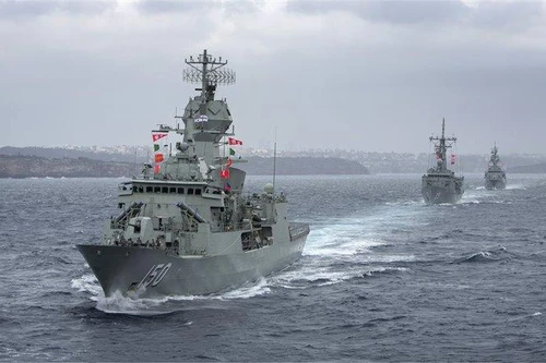 [Info] Chiến hạm cực mạnh của Australia vừa cập cảng Cam Ranh