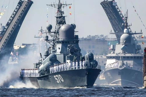 Tàu tấn công tên lửa cực nhanh của Nga cảnh cáo tàu chiến Mỹ ở Biển Đen