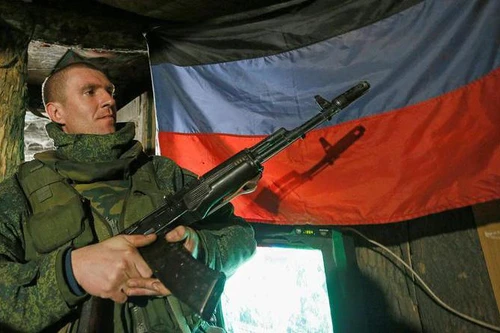 [ẢNH] Ly khai Ukraine bất ngờ có súng trường tấn công AK-103