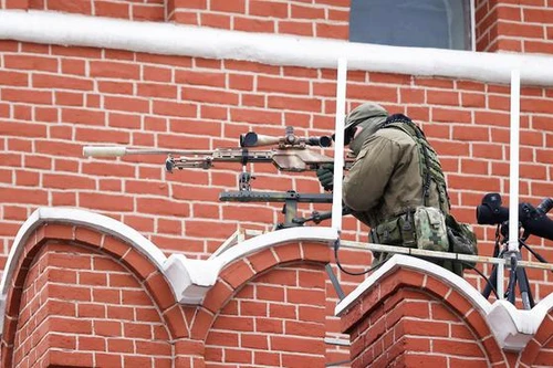 [ẢNH] Lính bắn tỉa Nga với siêu súng T-5000 tại các điểm cao trên Quảng trường Đỏ