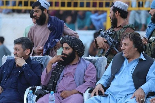 [ẢNH] Taliban vác súng đi xem bóng đá, động thái nhỏ, ý nghĩa lớn tại Afghanistan