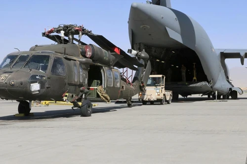 [ẢNH] Vận tải cơ khổng lồ C-17 Mỹ "nuốt gọn" trực thăng để rút khỏi Afghanistan