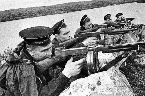 [ẢNH] Ngạc nhiên khi lính Liên Xô dùng rất nhiều súng Thompson Mỹ