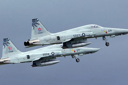 [ẢNH] Hai tiêm kích Đài Loan đâm nhau, rơi xuống biển