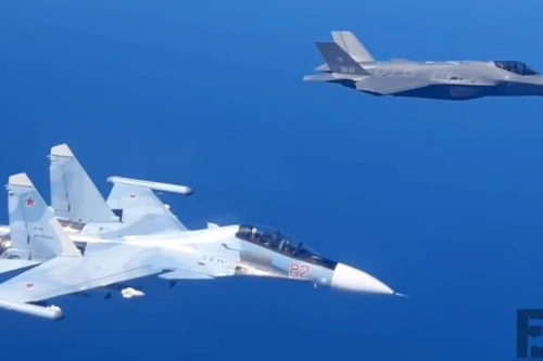 [ẢNH] Su-30SM Nga áp sát buộc F-35 NATO phải đổi hướng bay