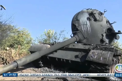 [ẢNH] ‘Cua thép’ T-72 'bị lột mai' khi trúng đòn hiểm từ UAV chiến đấu Iran