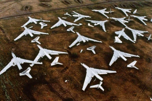 [ẢNH] Biểu tượng ném bom khiến NATO lo sợ bị vứt ngổn ngang