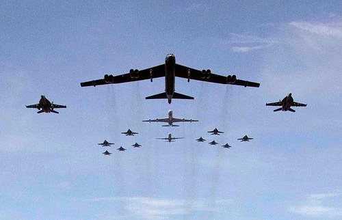 B-52 Mỹ thị uy Nga trong bối cảnh chiến sự Ukraine leo thang