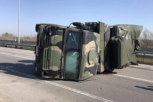 [Info] "Quái thú" Pantsir-S1 lật ngang, văng tên lửa trên cao tốc