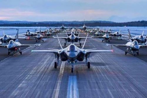 [VIDEO] Chiến đấu cơ F-35 và F-16 biểu diễn "voi đi bộ" trong thời tiết âm 40 độ C