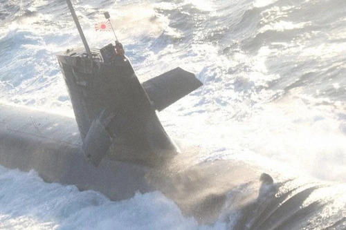 [ẢNH] Khiến tàu chiến khiếp sợ nhưng Tàu ngầm Nhật Bản lại gãy cánh lái va chạm tàu hàng