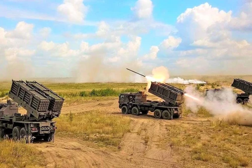 [ẢNH] Hệ thống rải mìn Zemledeliye siêu dị giống pháo phản lực của Nga