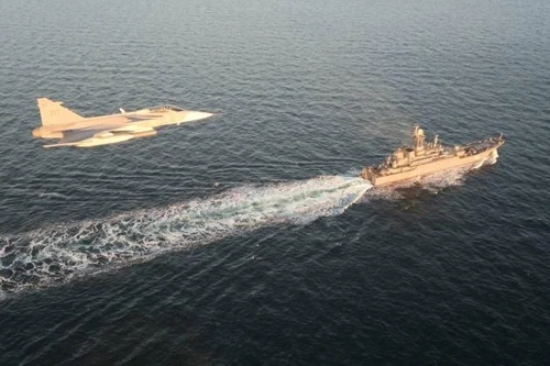 Chiến đấu cơ JAS-39 Thụy Điển dàn cảnh khiêu khích gần tàu chiến Nga