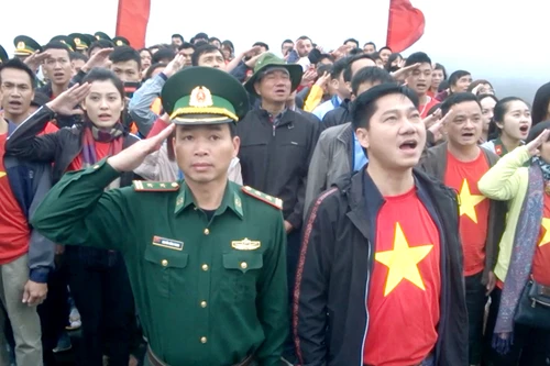 Thiêng liêng nghi thức chào cờ ở điểm cực Bắc Tổ quốc