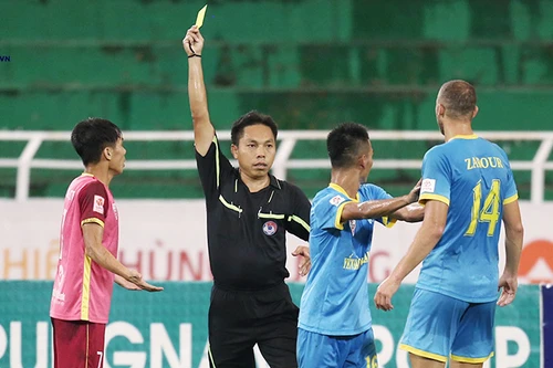 Trọng tài Nguyễn Ngọc Châu xuất sắc nhất V-League 2016