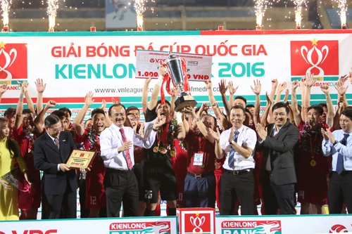 Than Quảng Ninh hạnh phúc với chiếc cúp đầu tiên trong lịch sử