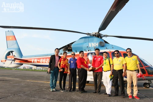 Độc đáo: Trao cúp trên không trung cho "Nhà vô địch trong lòng người hâm mộ"