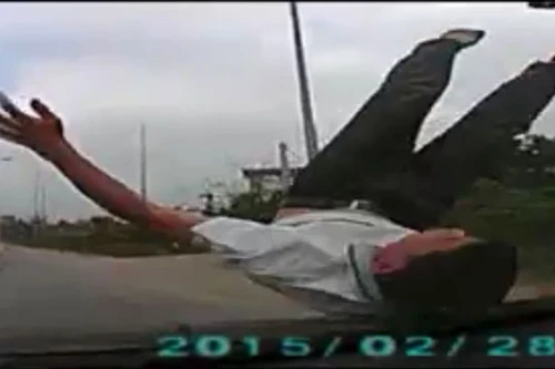 Hà Nội: Clip người đàn ông cố tình nhảy bổ vào đầu ôtô đang chạy