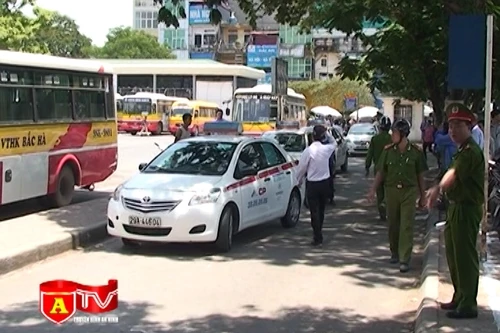 Kiên quyết xử lý taxi “dù”, taxi vi phạm