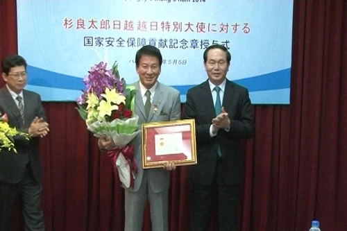 Bộ Công an trao tặng kỷ niệm chương BVANTQ cho Đại sứ đặc biệt Việt - Nhật