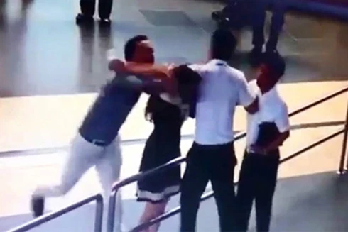 Việc "giải cứu" nữ nhân viên hàng không bị hành hung là không sai