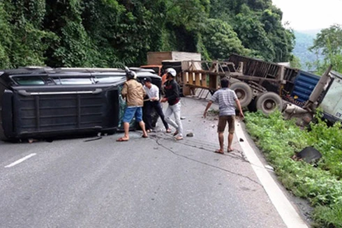 Va chạm với xe container, xe 7 chỗ lật ngang trên đèo, 6 người may mắn thoát chết
